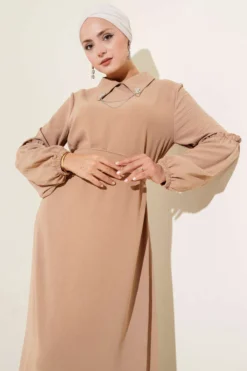 Vue alternative de Gathered Sleeve Dress Camel
