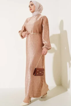 Robe beige plissée à ceinture et froncée