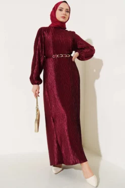 Robe bordeaux plissée et ceinturée
