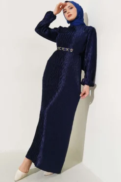 Robe plissée froncée avec ceinture bleu marine