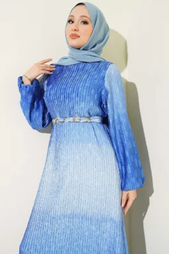 Robe bleue plissée et ceinturée