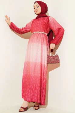 Robe corail plissée froncée et ceinturée