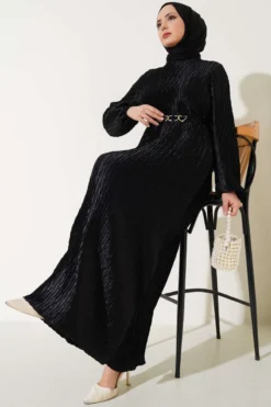 Robe noire plissée et ceinturée