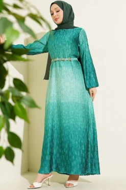 Robe verte plissée et ceinturée
