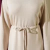 Bicycle Neck Belt Tunnel Detail Dress Beige al por mayor dress view 4 - Hicabistan fábrica Turquía