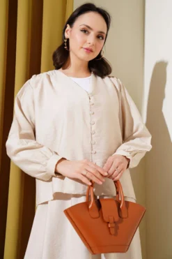 Brit Buttoned Skirted Two-Piece Set Beige en gros clothing set view 2 - Hicabistan usine Turquie