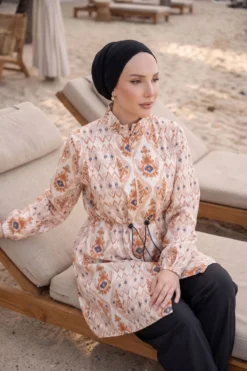 منظر بديل لـ Patterned Adjustable Waist Three-Piece Modest Swimwear Beige