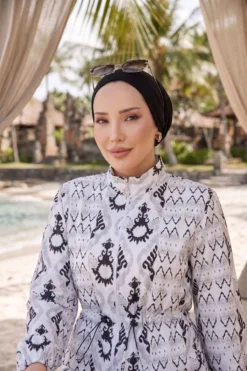 منظر بديل لـ Patterned Adjustable Waist Three-Piece Modest Swimwear White