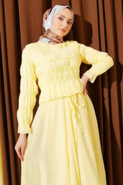 Vue alternative de Two-Piece Set with Gathered Blouse and Skirt Yellow