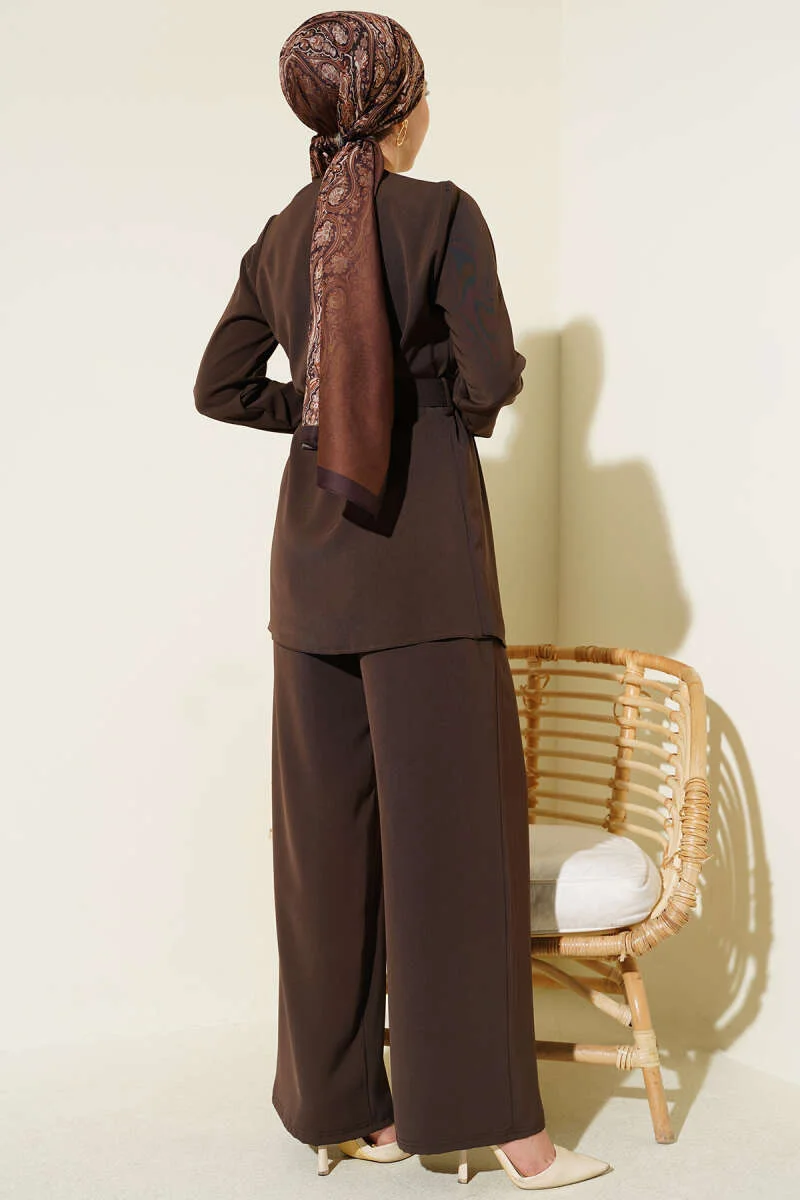 Belted Two-Piece Set with Gold Accents Brown groothandel clothing set view 3 - Hicabistan Turkije fabriek