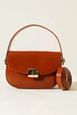 Vista alternativa di Wrinkled Patent Leather Bag with Metal Buckle Magnetic Tan