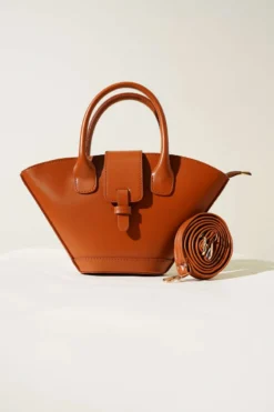 Vue alternative de Magnetic Triangle Handbag Tan