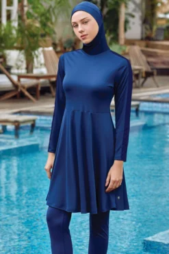 Costume da bagno modesto in lycra con dettagli metallici, colore blu chiaro.