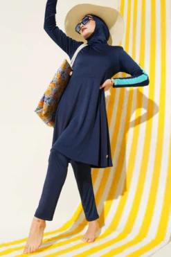 Costume da bagno modesto in lycra con dettagli metallici, blu scuro.