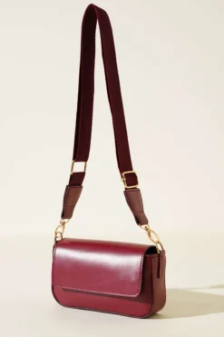 Single Eye Magnetic Shoulder Bag Burgundy