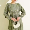 Ruffled Collar Embroidered Poplin Dress Khaki Großhandel dress view 2 - Hicabistan Türkei Fabrik