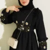 Ruffled Collar Embroidered Poplin Dress Black بالجملة dress view 2 - Hicabistan مصنع تركيا