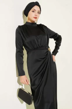 Side Gathered Satin Evening Dress with Gold Buckle Black all'ingrosso dress view 2 - Hicabistan fabbrica Turchia