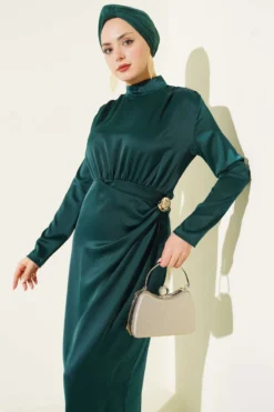 Side Gathered Satin Evening Dress with Gold Buckle Emerald all'ingrosso dress view 2 - Hicabistan fabbrica Turchia