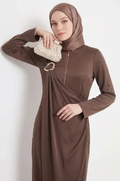 Side Brooch Gathered Dress Brown wholesale dress view 2 - Hicabistan Turkey factory