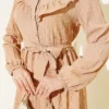 Half Button Ruffled Crinkle Dress Beige al por mayor dress view 4 - Hicabistan fábrica Turquía