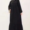 فستان أسود من قماش المودال بأكمام واسعة وياقة برباط