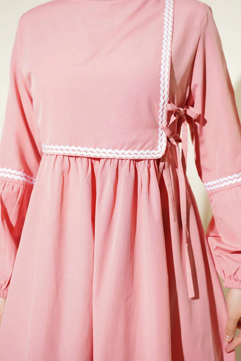 Zigzag Embroidered Side Tie Poplin Dress Powder Pink بالجملة dress view 4 - Hicabistan مصنع تركيا
