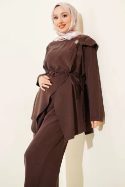 Vista alternativa de Asymmetrical Cut Brooched Tencel Two-Piece Set Brown