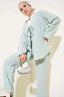 Alternative view of Cropped Tie-Front Two-Piece Set Mint