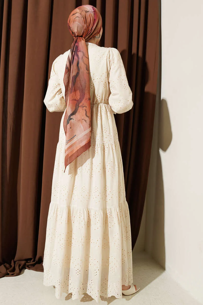Dress with Belt and Embroidery Beige al por mayor dress view 3 - Hicabistan fábrica Turquía