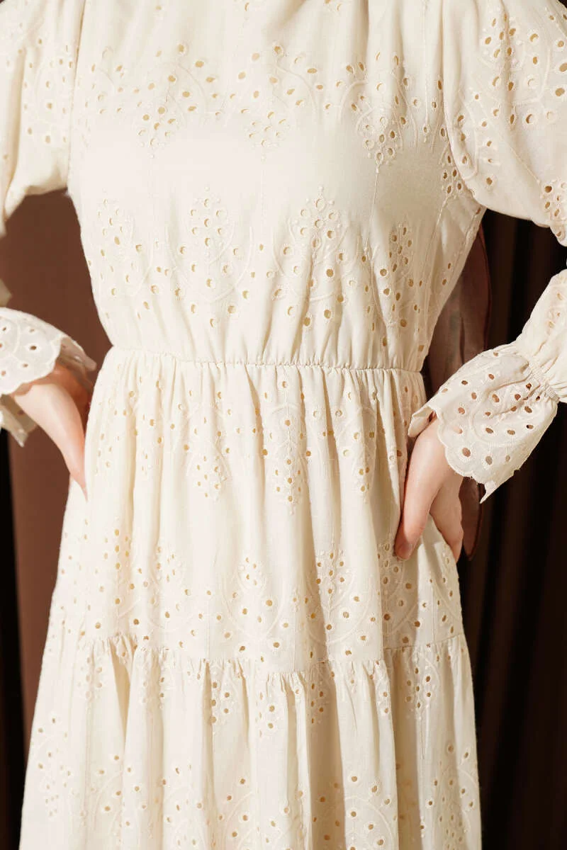 Dress with Belt and Embroidery Beige al por mayor dress view 4 - Hicabistan fábrica Turquía