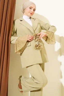 Alternative view of Ankle Pleated Floral Brooch Blazer Set