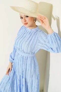 Vue alternative de Striped Ruffled Belted Dress Blue