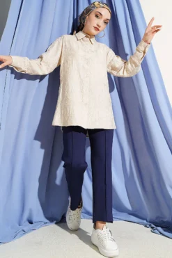 Flower Embossed Basic Shirt Beige Großhandel shirt view 2 - Hicabistan Türkei Fabrik