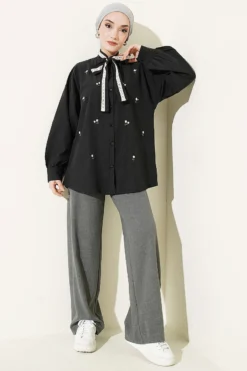 Alternative Ansicht von Flower Embroidered Tie-Neck Shirt Black
