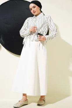 Alternative view of Heart Buttoned Front Gathered Short Shirt White