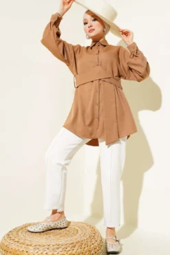Shirt with Self-Wide Belt Camel Großhandel shirt view 2 - Hicabistan Türkei Fabrik