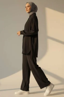 Alternative view of Buttoned Set with Crinkled Appearance Black