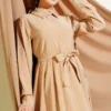 Belted Half Neck Buttoned Tencel Dress Beige all'ingrosso dress view 2 - Hicabistan fabbrica Turchia