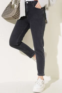 Mom Friend Straight Leg Jeans