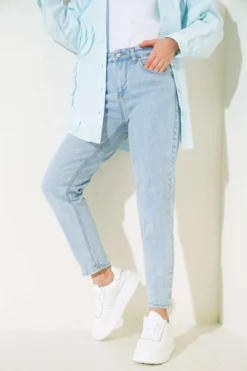 Mom Friend Straight Leg Jeans