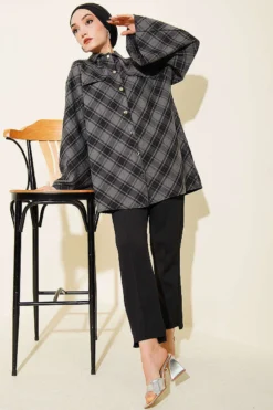 منظر بديل لـ Button-Up Checkered Shirt