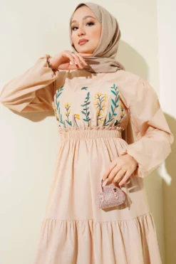 Embroidered Tiered Dress with Elastic Waist Beige en gros dress view 2 - Hicabistan usine Turquie