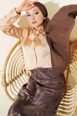 Tie-Neck Satin Shirt Camel Großhandel shirt - Hicabistan Türkei Fabrik