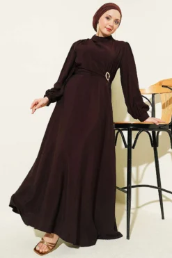 Vue alternative de Side Tied Dress with Gold Accessories Brown