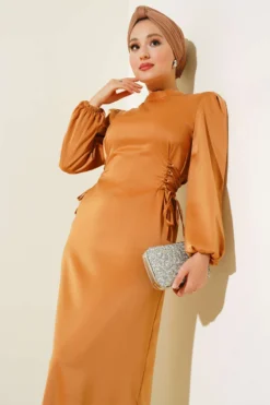 Satin Dress with Side Tie Details Camel en gros dress view 2 - Hicabistan usine Turquie
