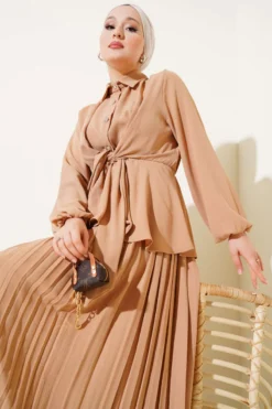 منظر بديل لـ Belted Pleated Skirt Set