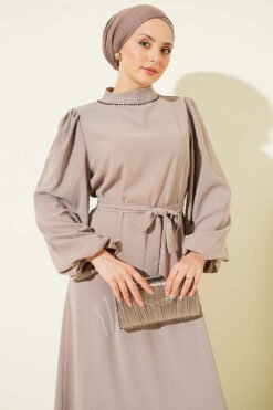 Vista alternativa de Balloon Sleeve Evening Dress with Stone-Embellished Collar Beige