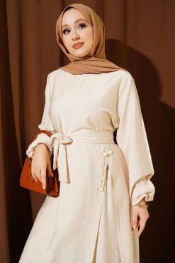 Vue alternative de Long Tunic Set with Slit and Floral Accessory Beige