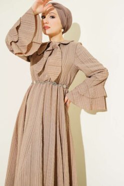 Vista alternativa de Ruffled Cuff Pleated Dress with Chain Belt Beige